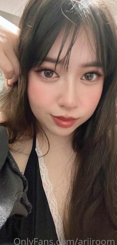 Nacktes geleaktes OnlyFans-Foto von Ariiroom