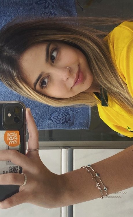 Foto di nudo di fuga di OnlyFans di Daniella Chechia