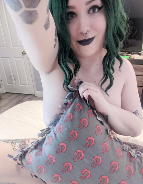 Naakte gelekte OnlyFans-foto van Aerynabaddonfree