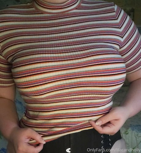 Naakte gelekte OnlyFans-foto van Lilacandholly