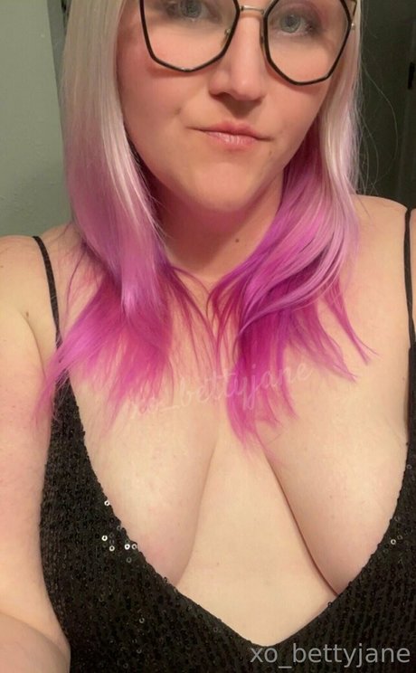 Naakte gelekte OnlyFans-foto van Xobettyjane