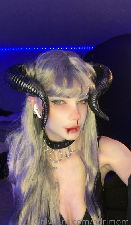 Naken lekkede OnlyFans-bilde av Adrimom