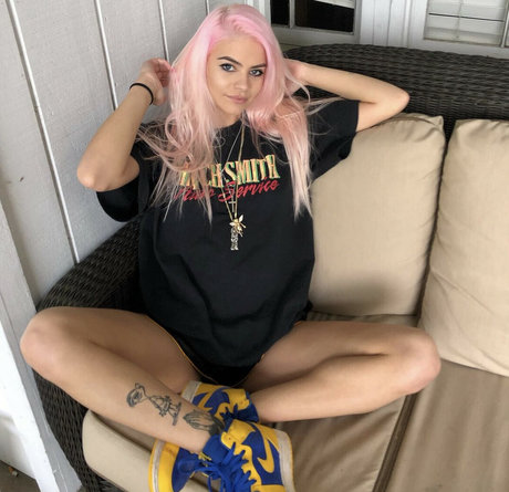 Alasti lekkinud OnlyFans-i pilt Hollie Rotten