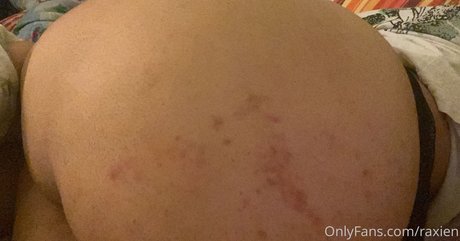 Alasti lekkinud OnlyFans-i pilt Raxien