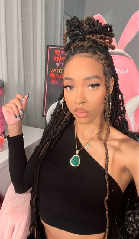 Naakte gelekte OnlyFans-foto van Alleyesondee