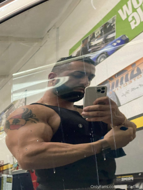 Naken läckt OnlyFans-bild av Muscleflexx